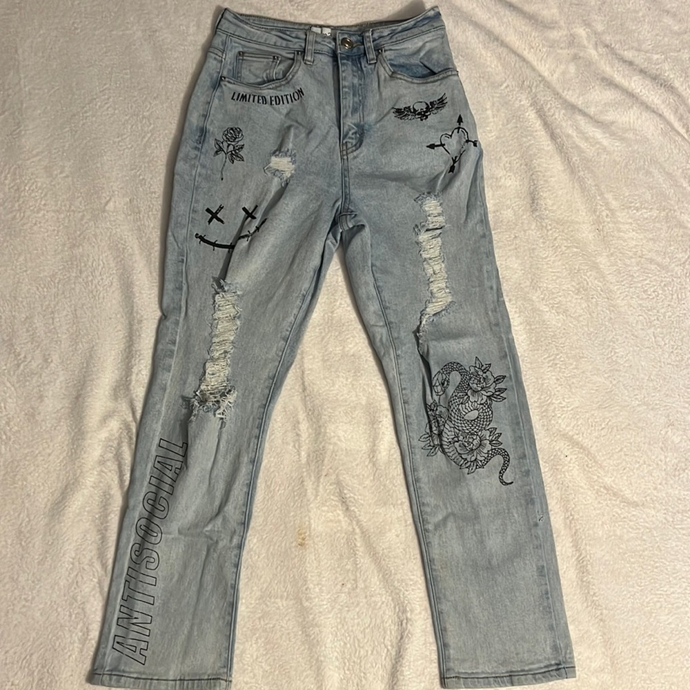 Rue 21 / Size 4 / Graphic Ripped Denim Jeans